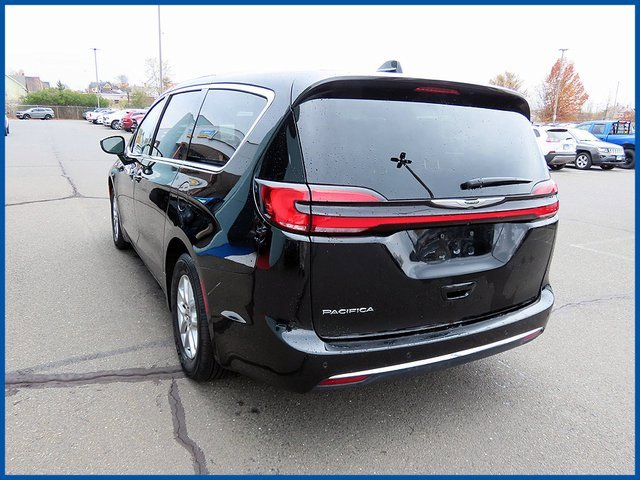 Used 2024 Chrysler Pacifica Touring-L image 5
