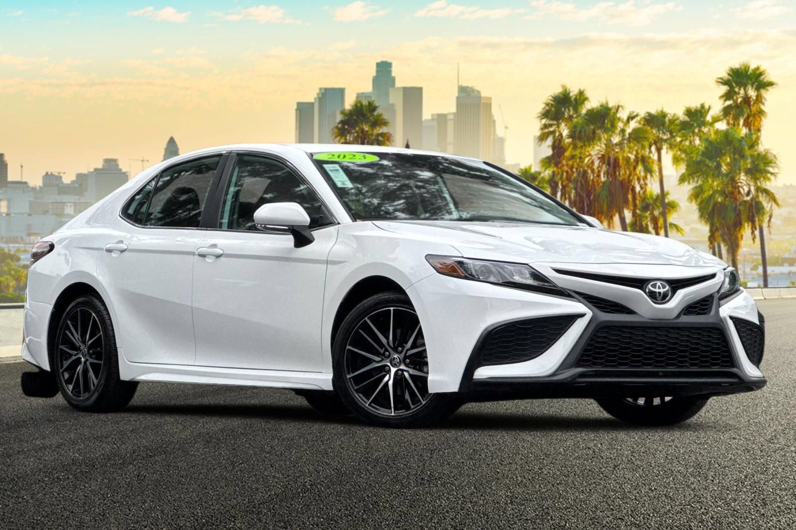 Used 2023 Toyota Camry SE FWD image 2