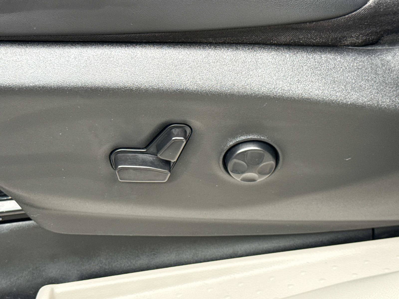 Used 2024 Chrysler Pacifica Touring-L FWD image 22