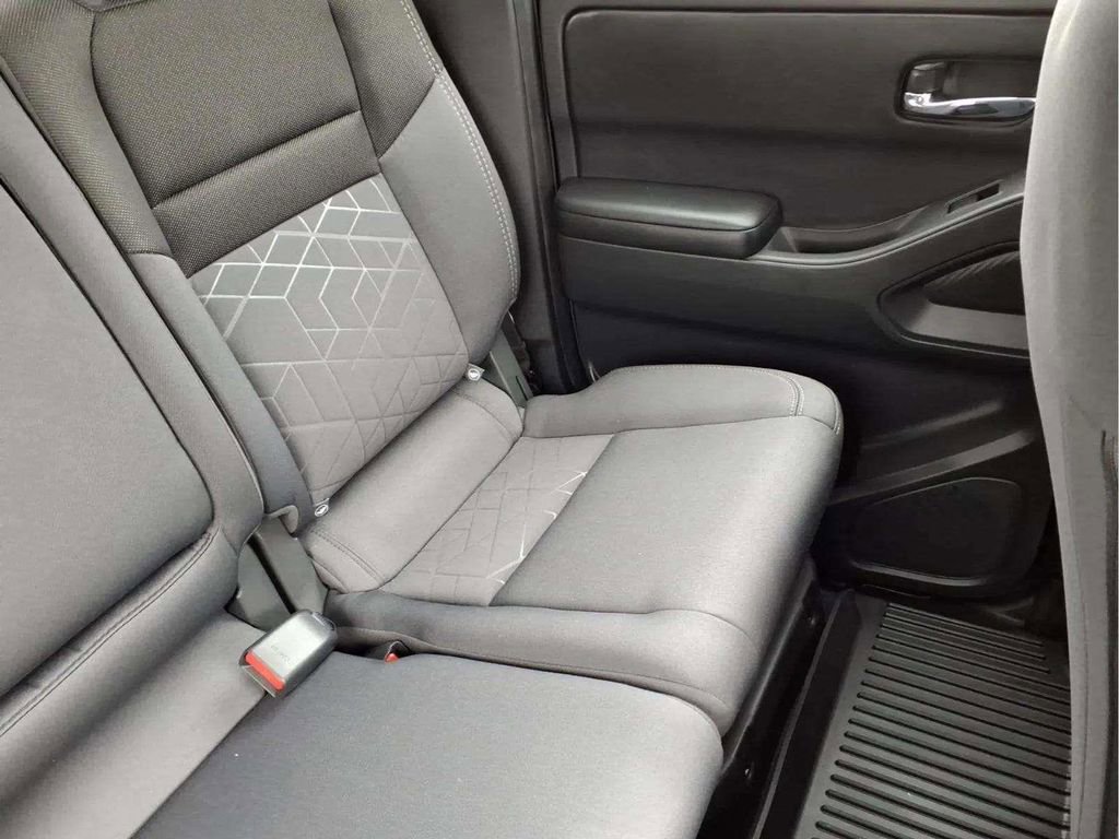 Used 2025 Nissan Frontier SV image 18