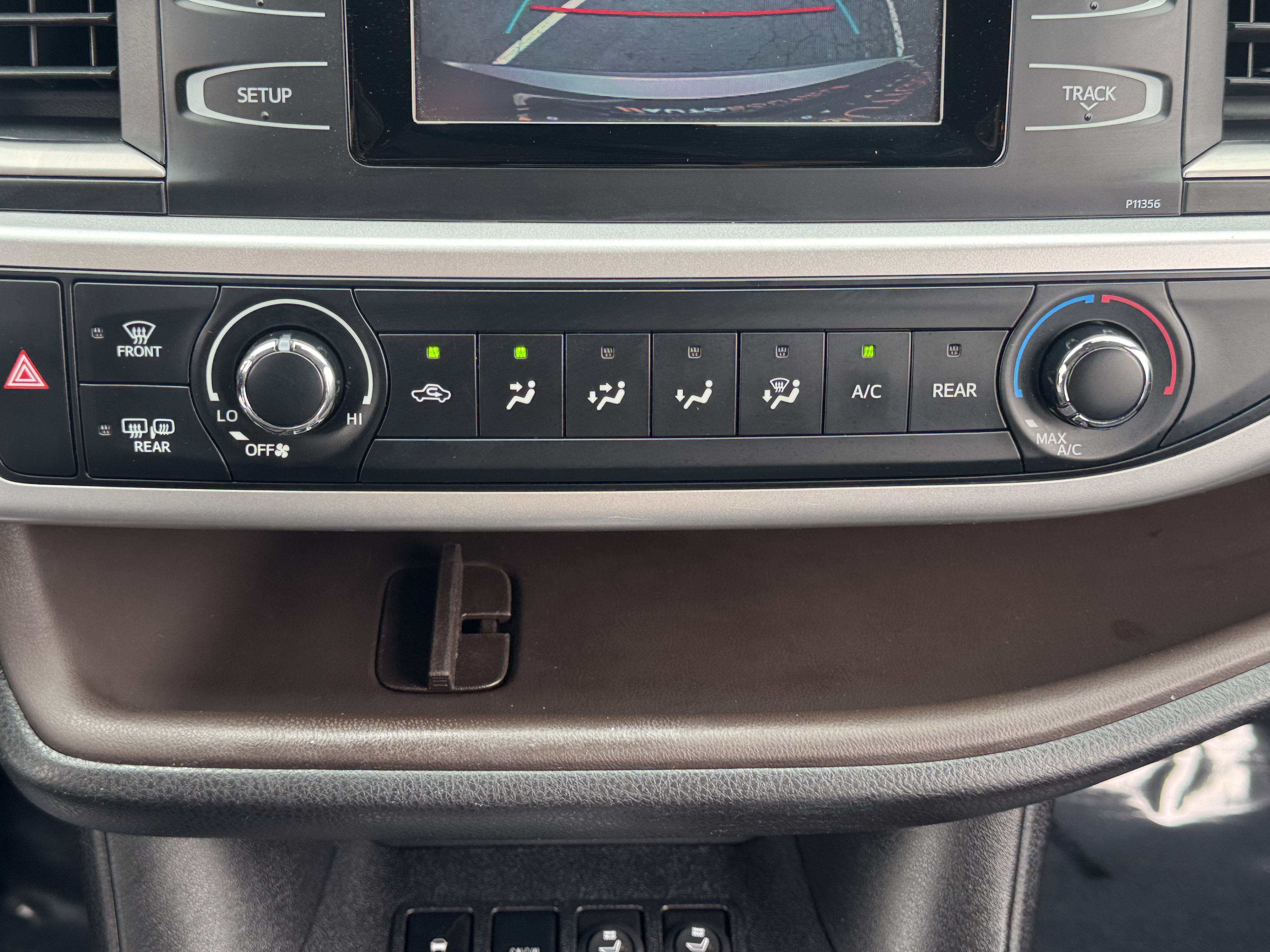 Used 2018 Toyota Highlander LE FWD image 28
