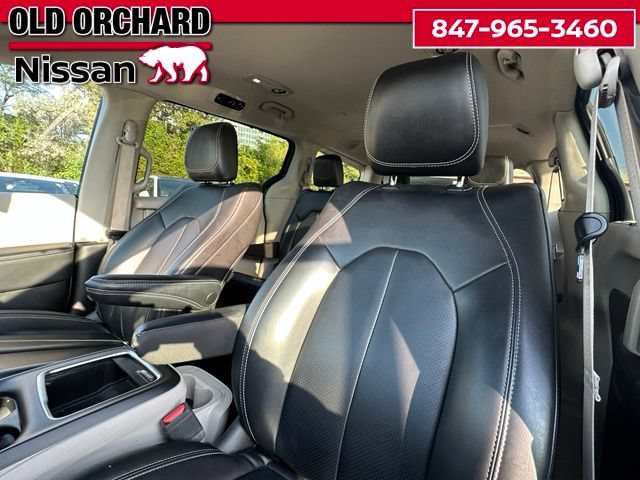 Used 2023 Chrysler Pacifica Touring-L FWD image 10