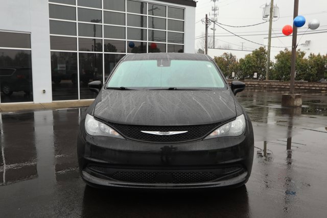 Used 2023 Chrysler Voyager LX image 2