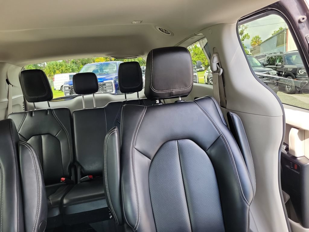 Used 2023 Chrysler Pacifica Touring-L FWD image 18