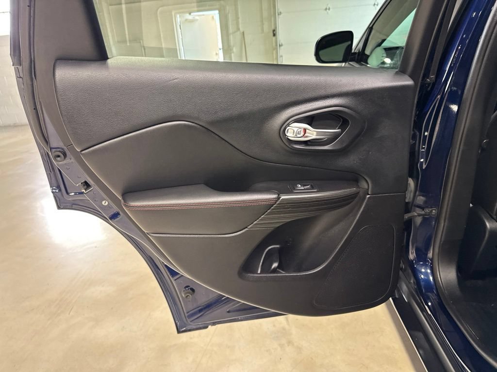 Used 2014 Jeep Cherokee Trailhawk w/ Technology Group AWD/4WD image 38