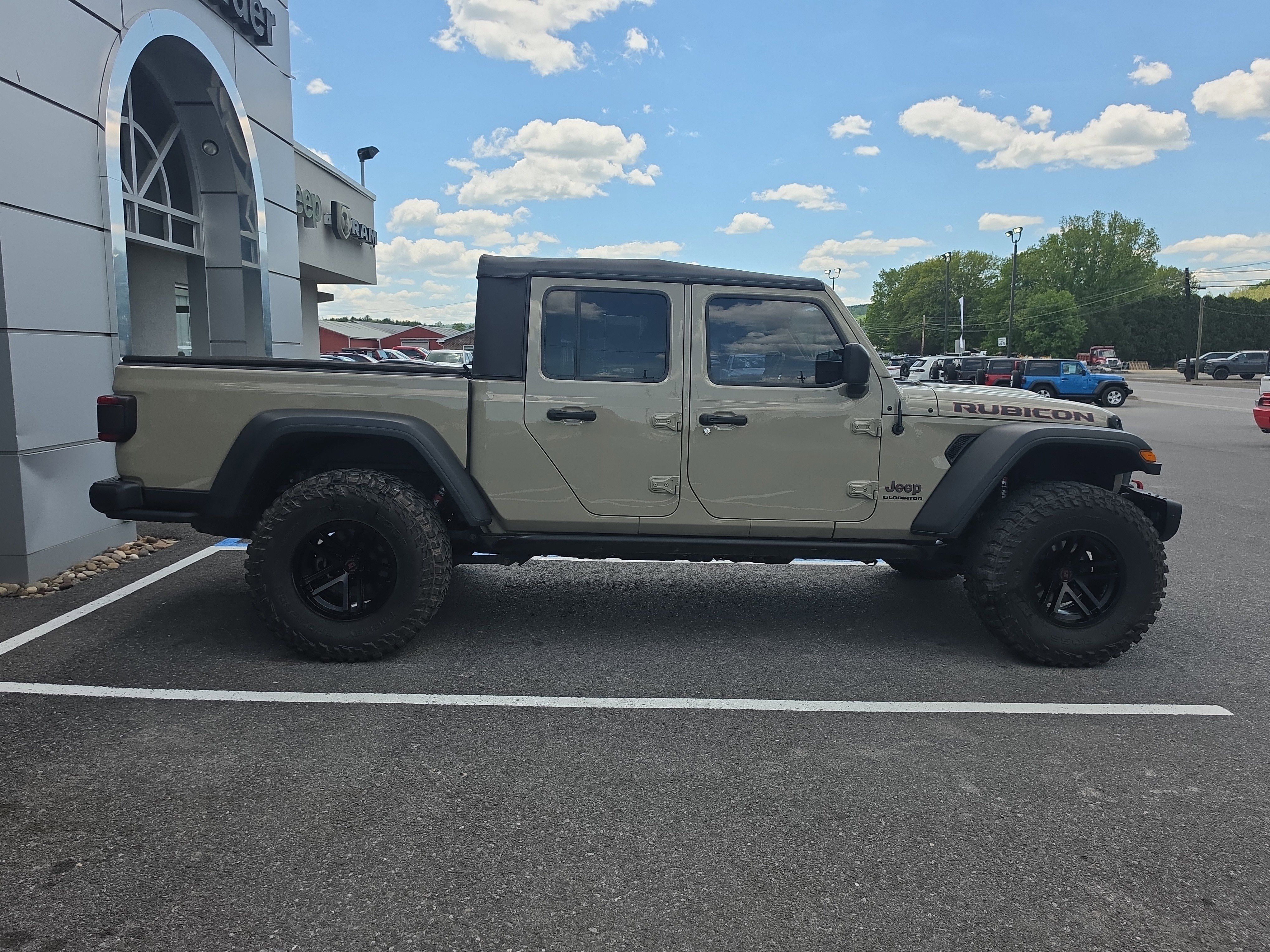 Used 2020 Jeep Gladiator Rubicon w/ LED Lighting Group AWD/4WD image 2