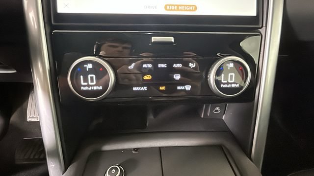 Used 2024 Land Rover Discovery S AWD/4WD image 22