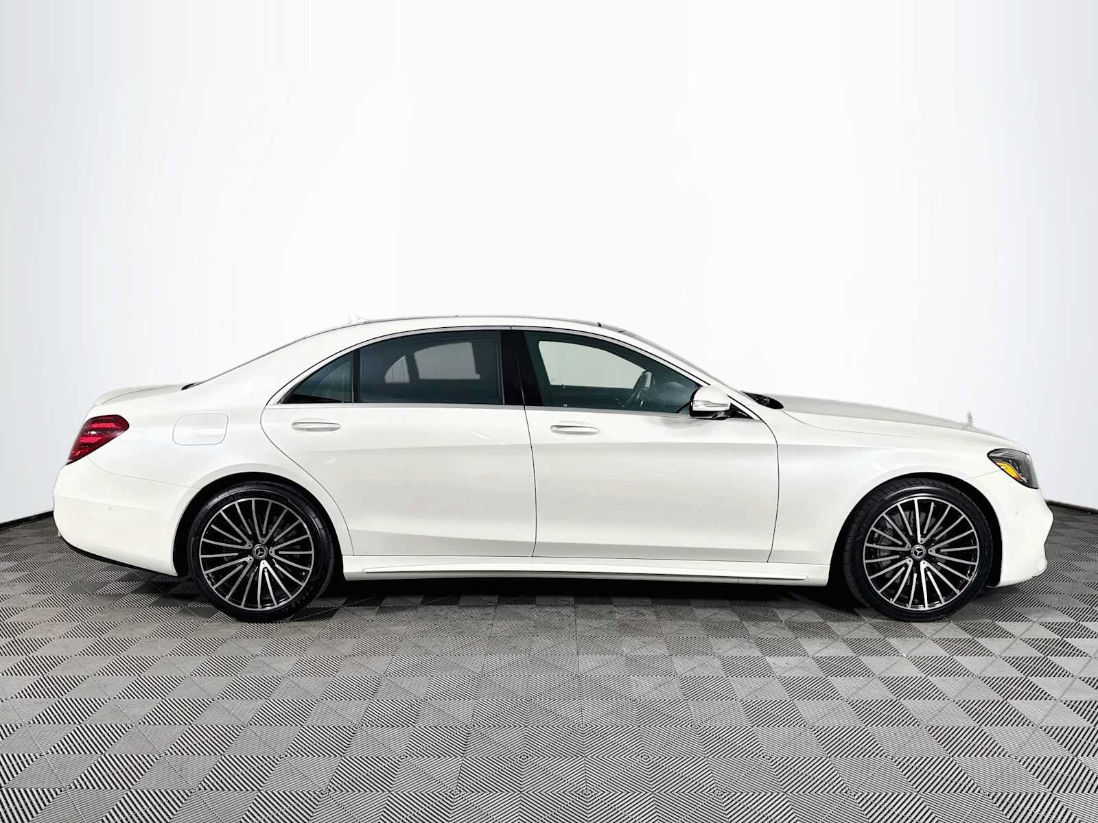 Used 2018 Mercedes-Benz S 560 4MATIC Sedan image 4