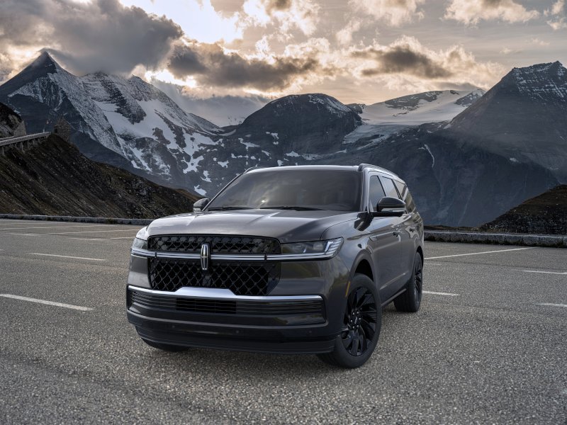 New 2026 Lincoln Navigator Reserve w/ Jet Appearance Package AWD/4WD image 2