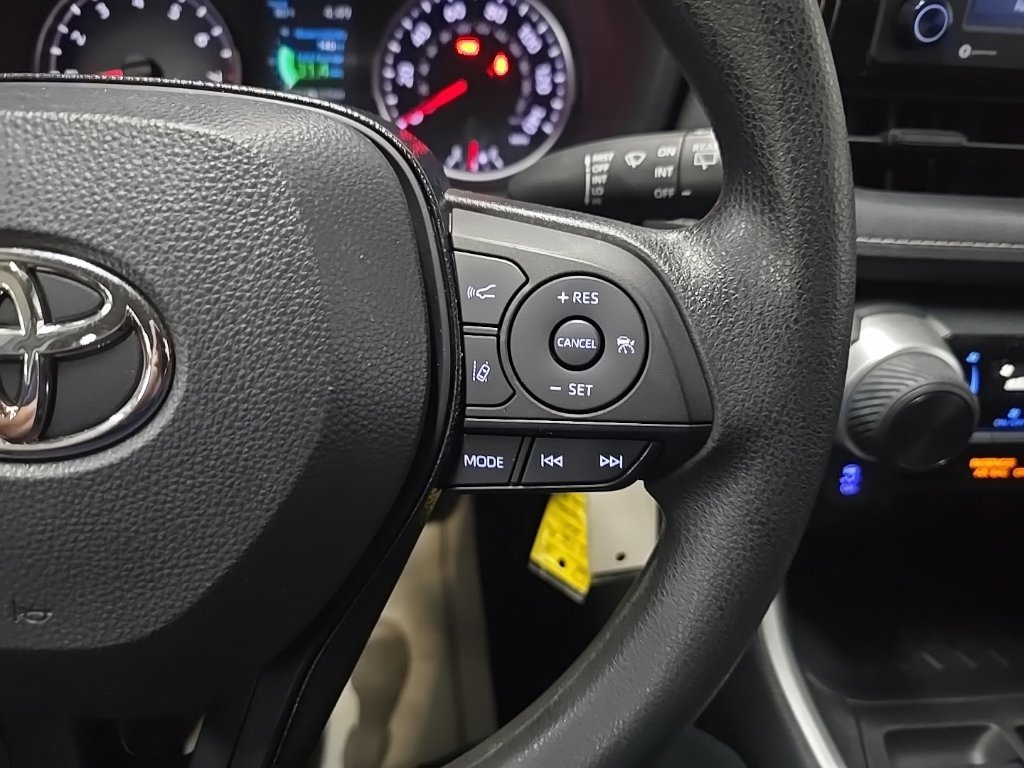 Used 2021 Toyota RAV4 LE AWD/4WD image 20