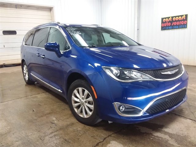 Used 2018 Chrysler Pacifica Touring-L image 4