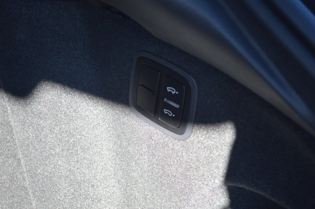 Used 2025 Porsche Macan image 40