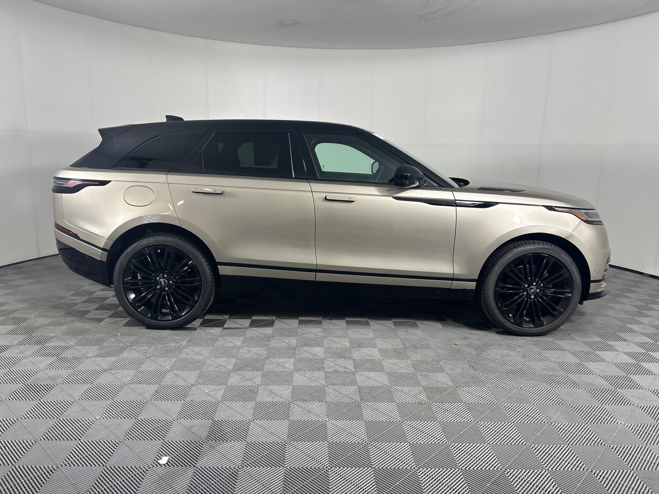 New 2026 Land Rover Range Rover Velar Dynamic SE image 6