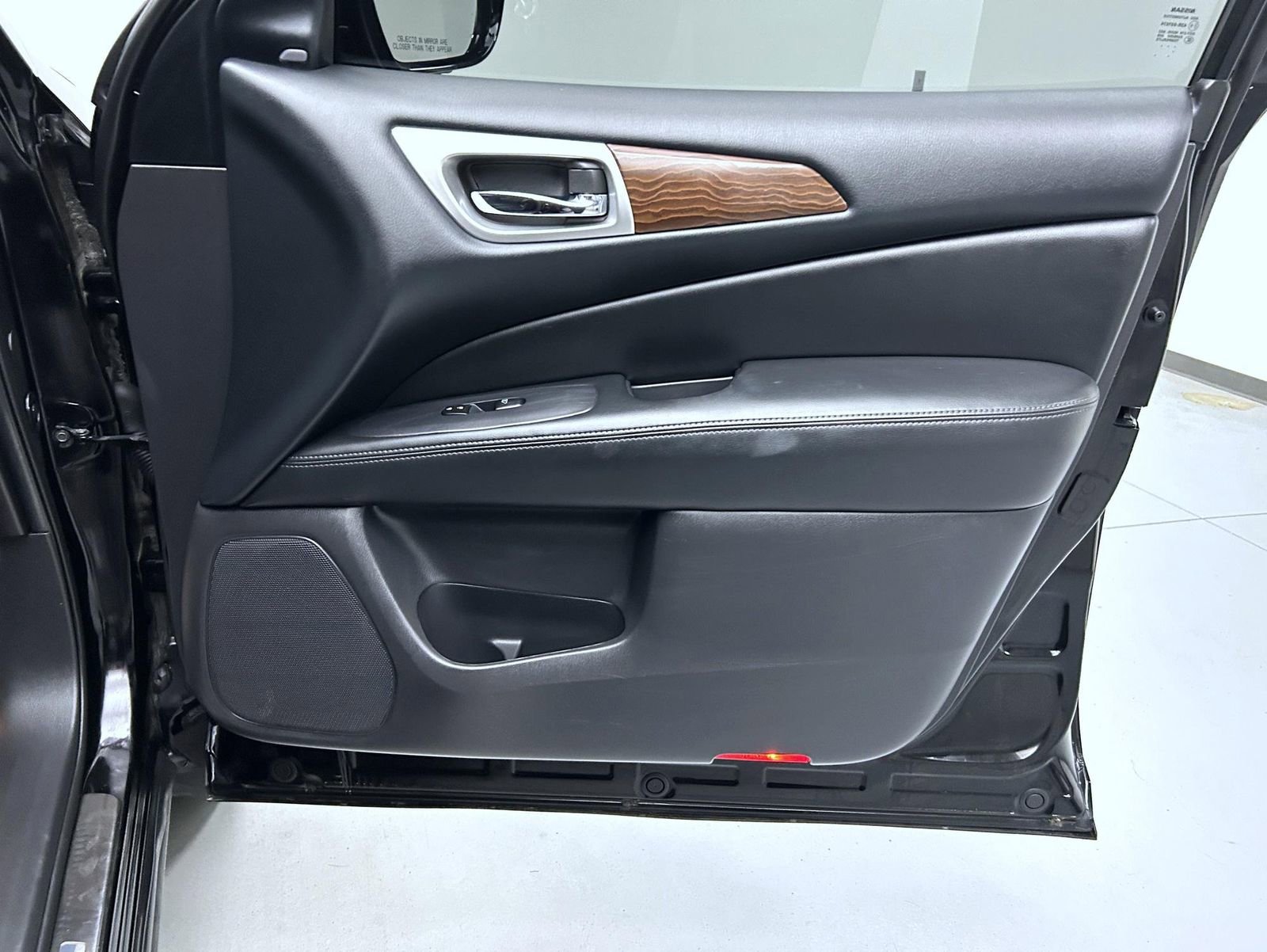 Used 2017 Nissan Pathfinder Platinum w/ Midnight Edition Package image 16