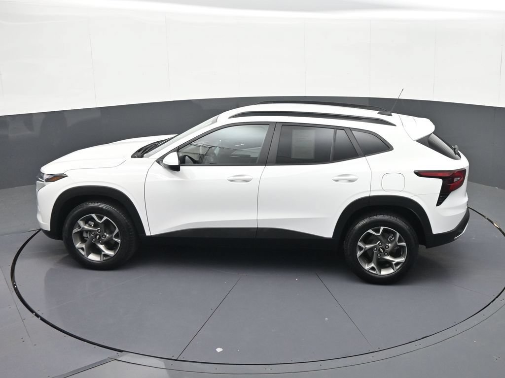 Certified 2025 Chevrolet Trax LT FWD image 22
