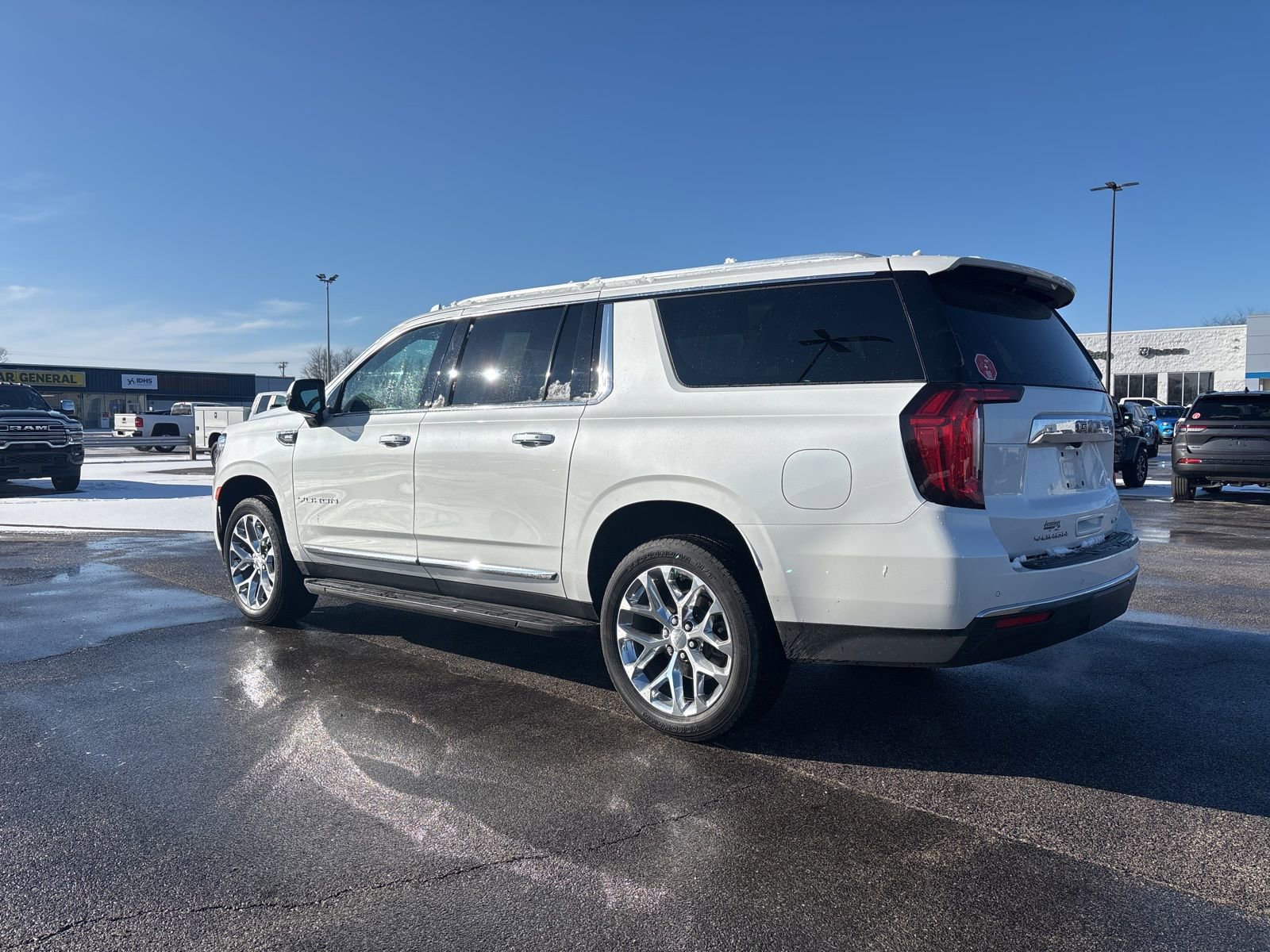 Used 2021 GMC Yukon XL SLT w/ SLT Premium Package image 8