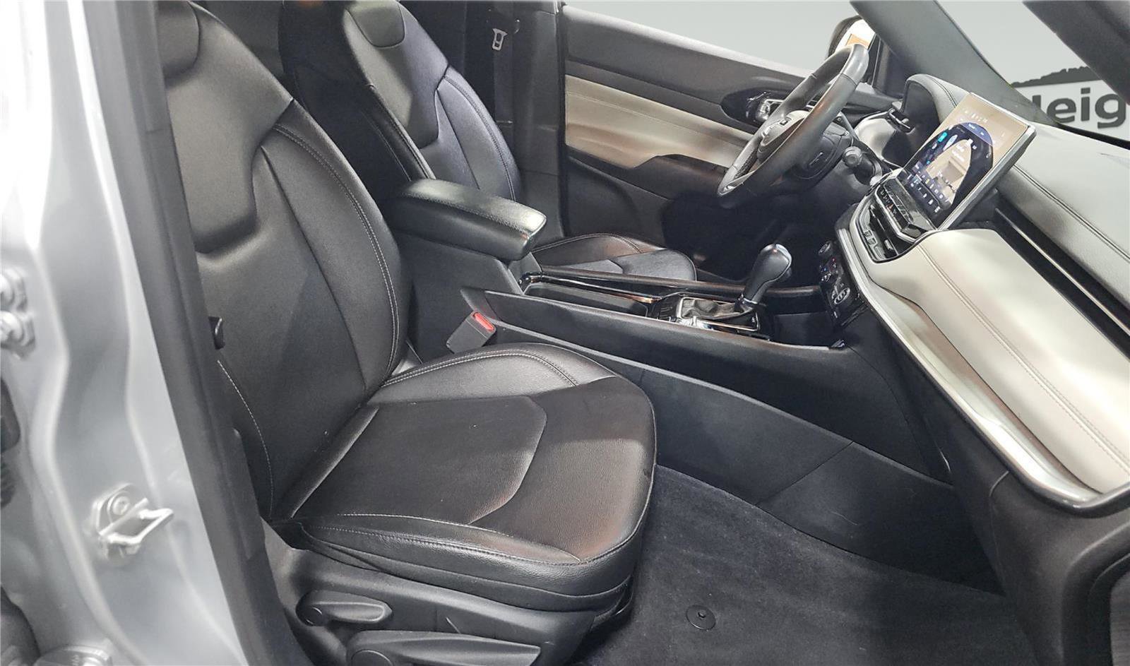 Used 2025 Jeep Compass Limited AWD/4WD image 12