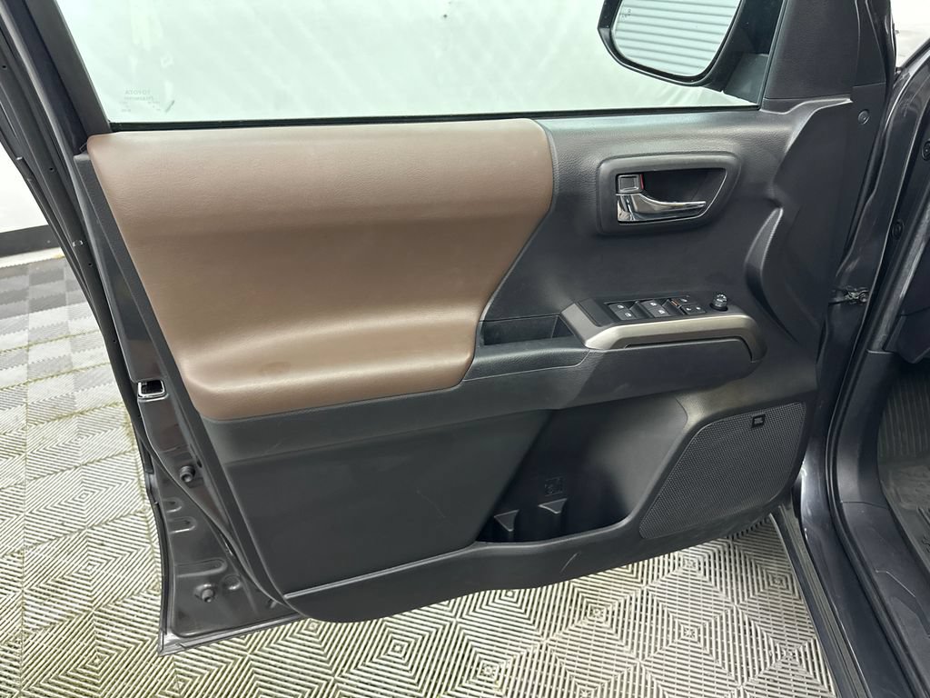 Used 2022 Toyota Tacoma Limited RWD image 11