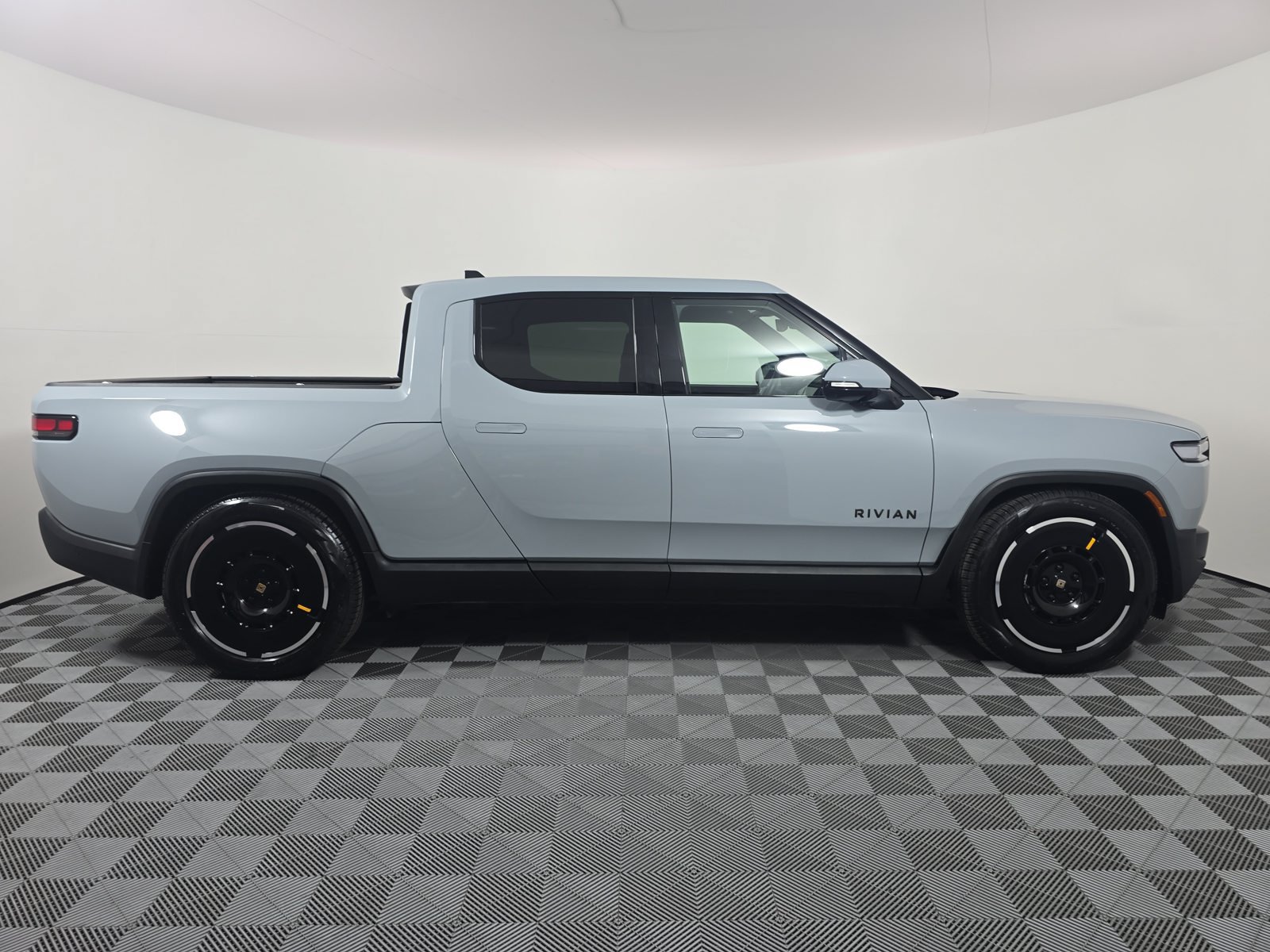 Used 2025 Rivian R1T Adventure Dual AWD/4WD image 6