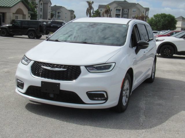 Used 2024 Chrysler Pacifica Touring-L image 7