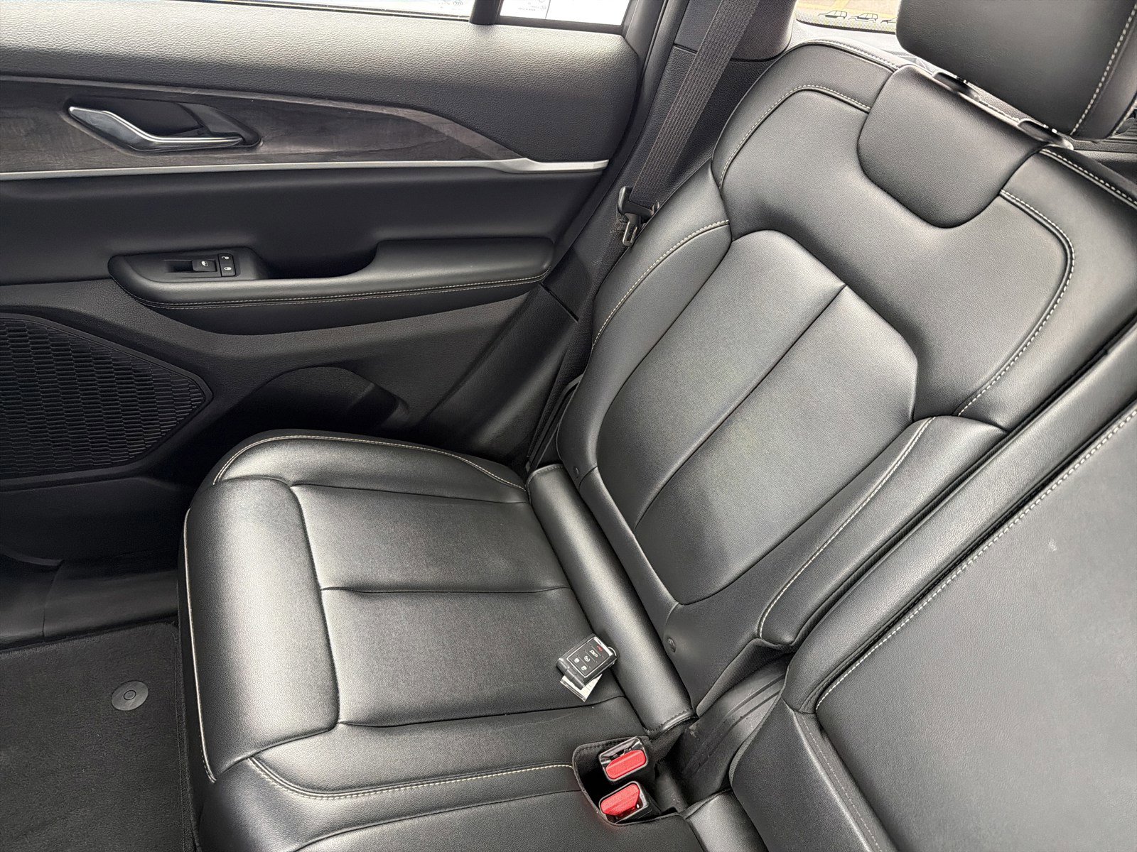 Used 2024 Jeep Grand Cherokee Limited AWD/4WD image 17