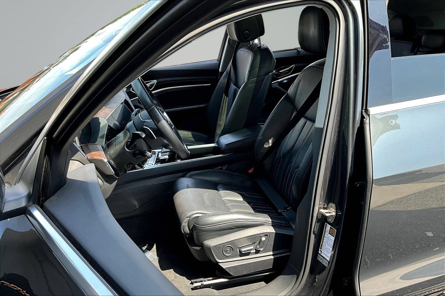 Used 2019 Audi e-tron Prestige w/ Prestige Package AWD/4WD image 19