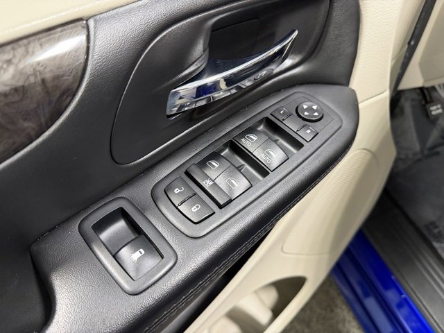 Used 2018 Dodge Grand Caravan SE w/ UConnect Hands-Free Group image 18