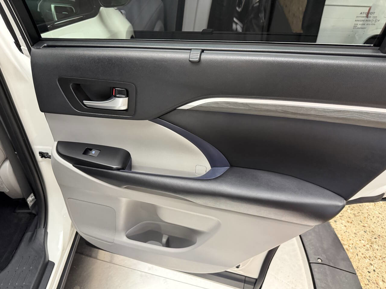 Used 2019 Toyota Highlander Limited Platinum AWD/4WD image 30