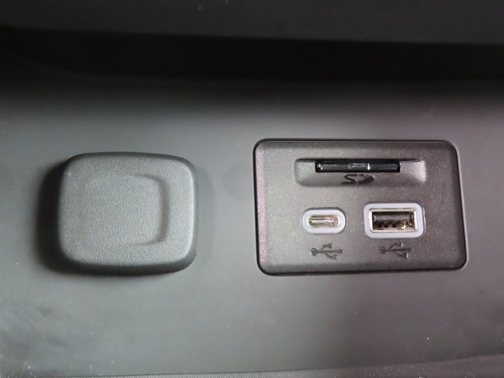 Used 2023 GMC Acadia SLE w/ Driver Convenience Package image 9