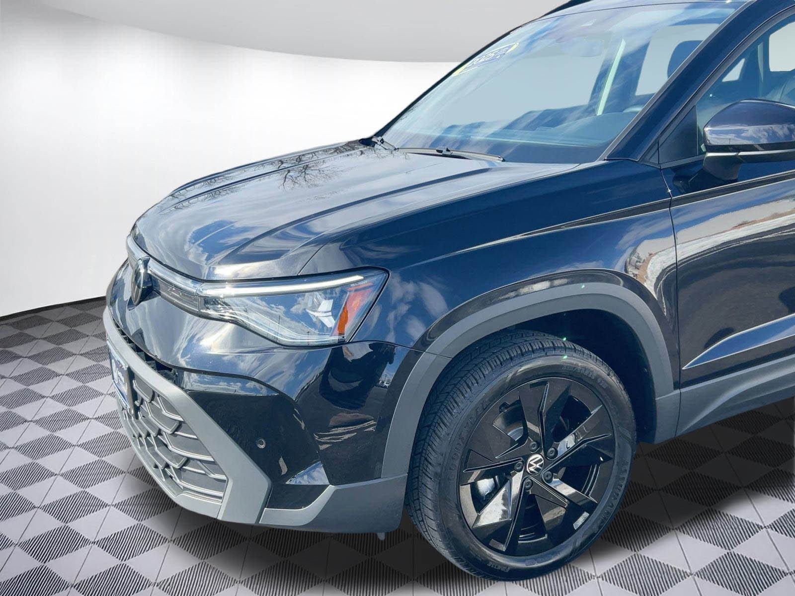 Used 2025 Volkswagen Taos SE image 21