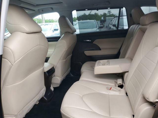 Used 2022 Toyota Highlander XLE FWD image 11