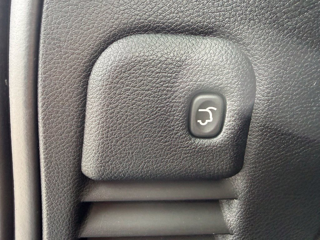 Used 2018 Jeep Grand Cherokee Altitude RWD image 16