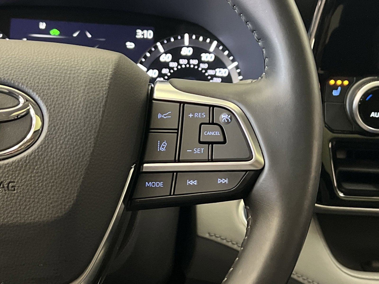 Used 2021 Toyota Highlander XLE image 33