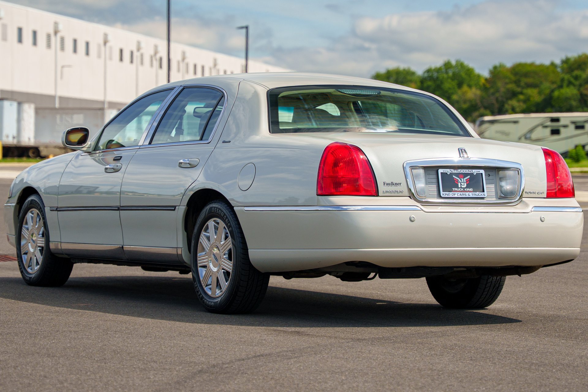 Used 2004 Lincoln Town Car Ultimate RWD image 9