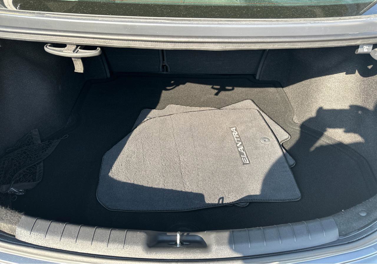 Used 2020 Hyundai Elantra SE w/ Cargo Package (C1) FWD image 18
