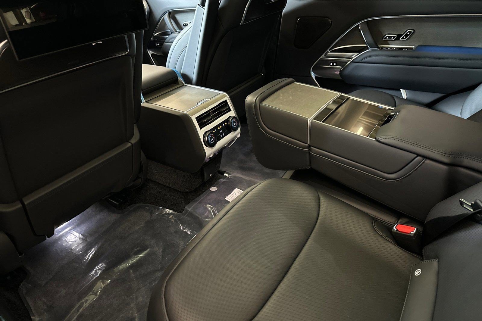 New 2026 Land Rover Range Rover SV AWD/4WD image 23