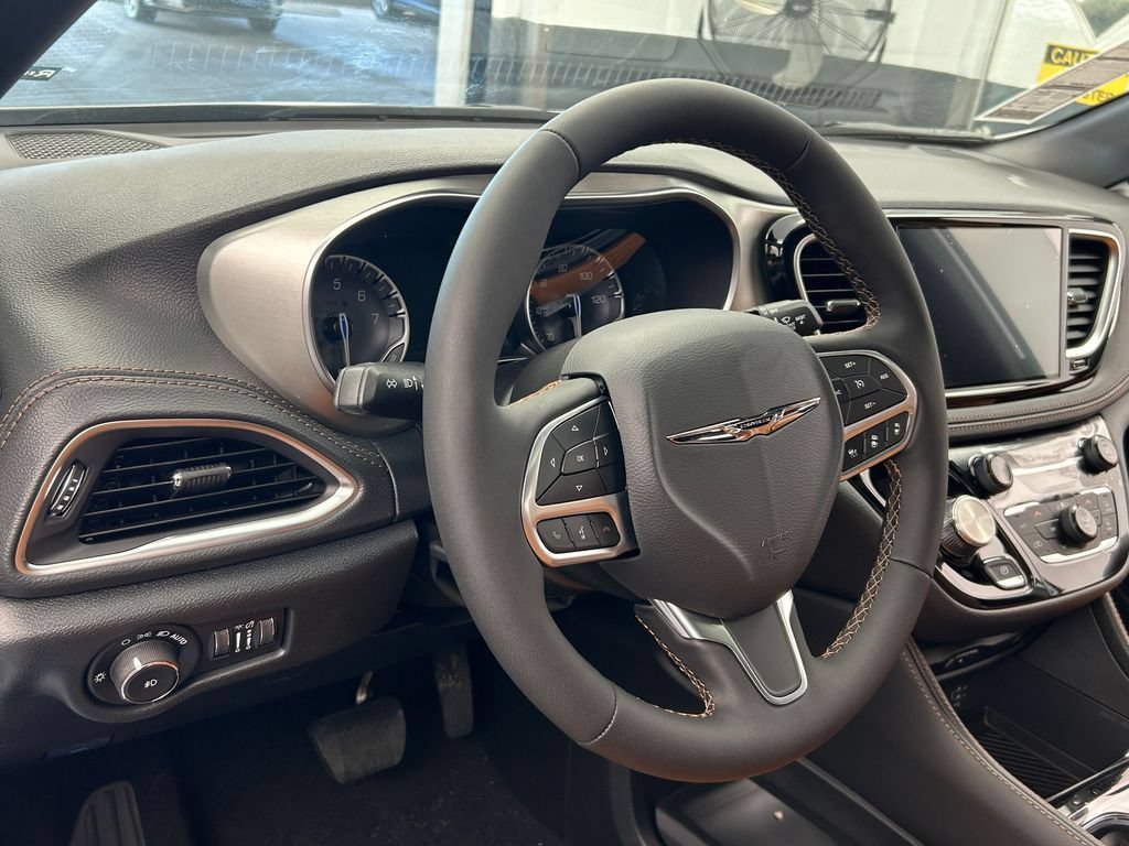 New 2026 Chrysler Pacifica Pinnacle FWD image 11