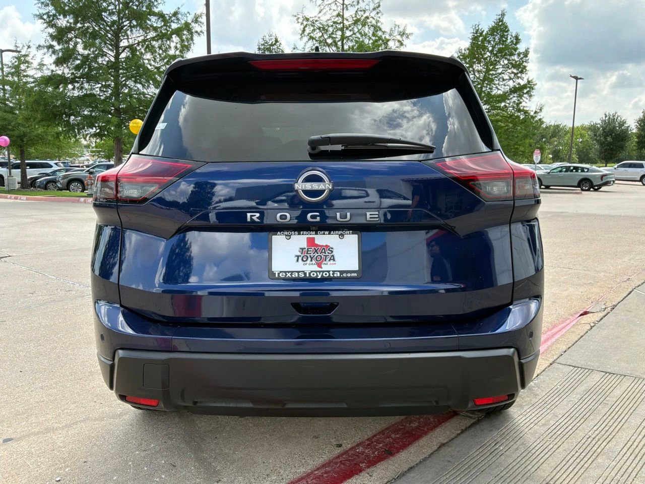 Used 2025 Nissan Rogue SV FWD image 7
