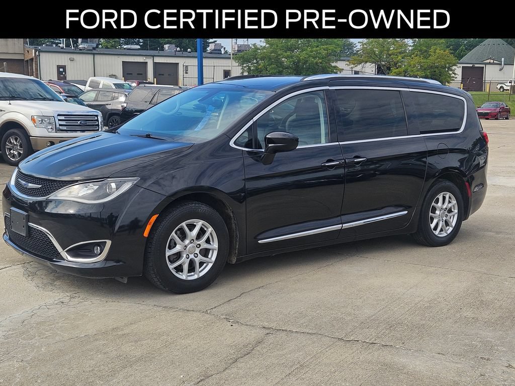 Used 2020 Chrysler Pacifica Touring-L FWD image 2