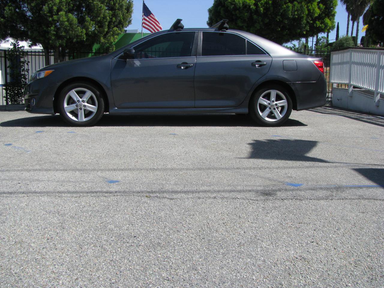 Used 2013 Toyota Camry SE FWD image 1