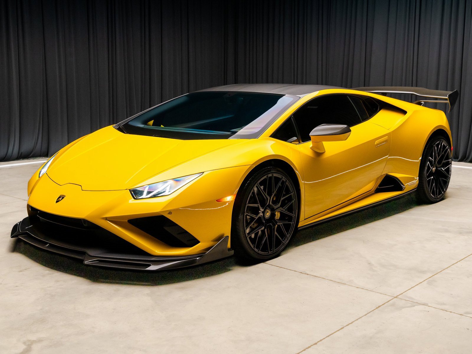 Used 2022 Lamborghini Huracan EVO image 2