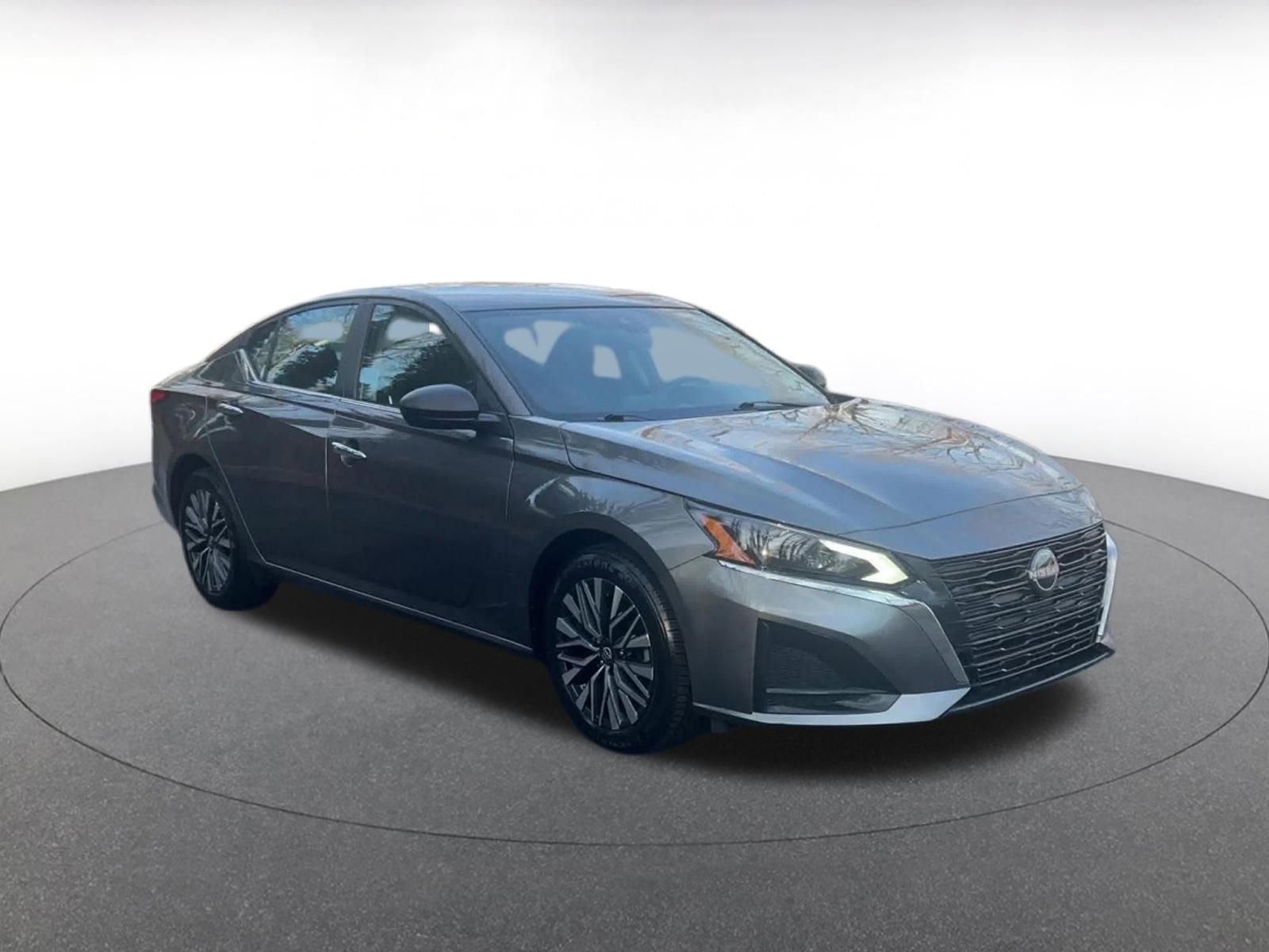 Used 2025 Nissan Altima 2.5 SV image 3