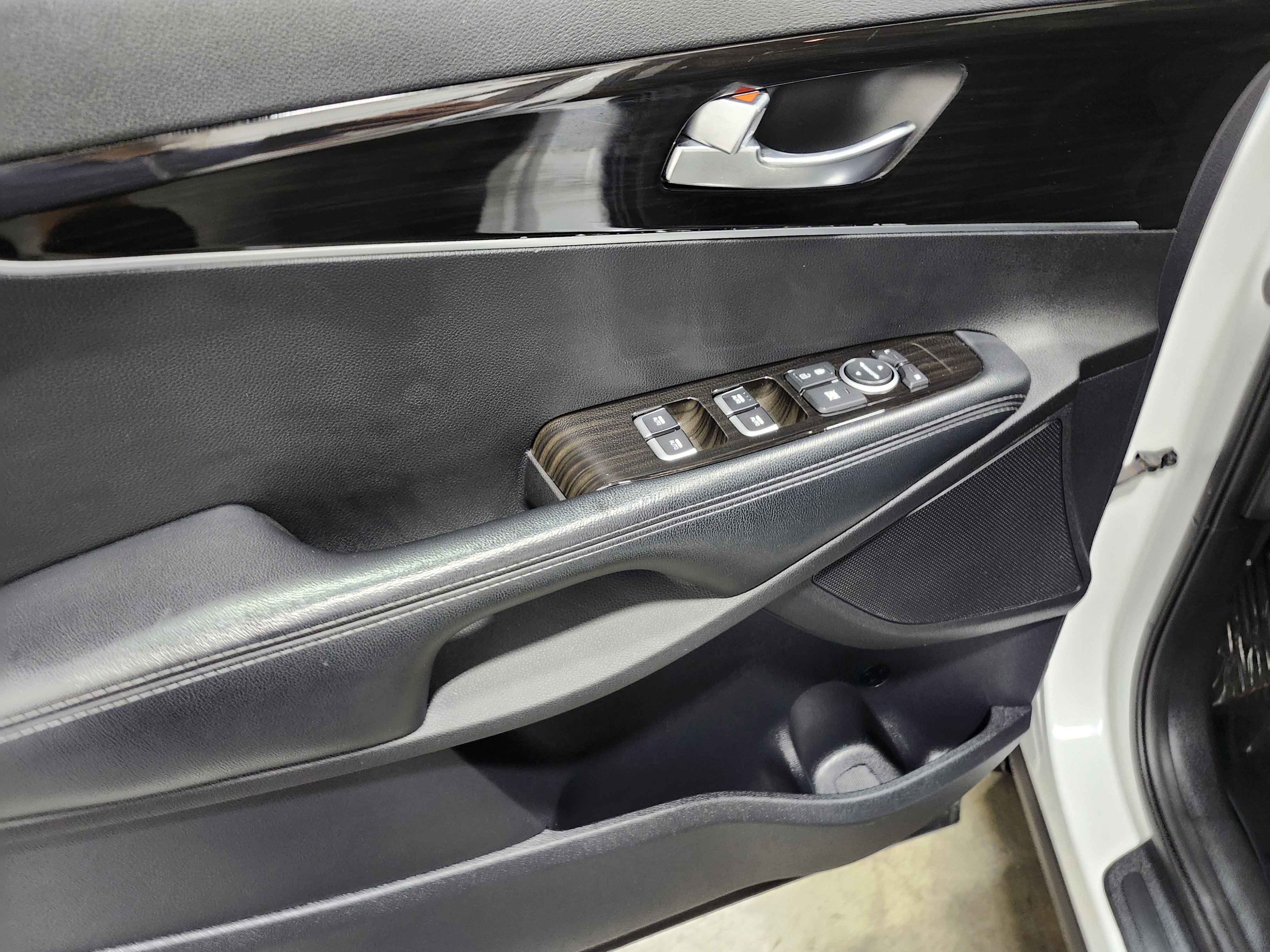 Used 2020 Kia Sorento LX V6 image 19