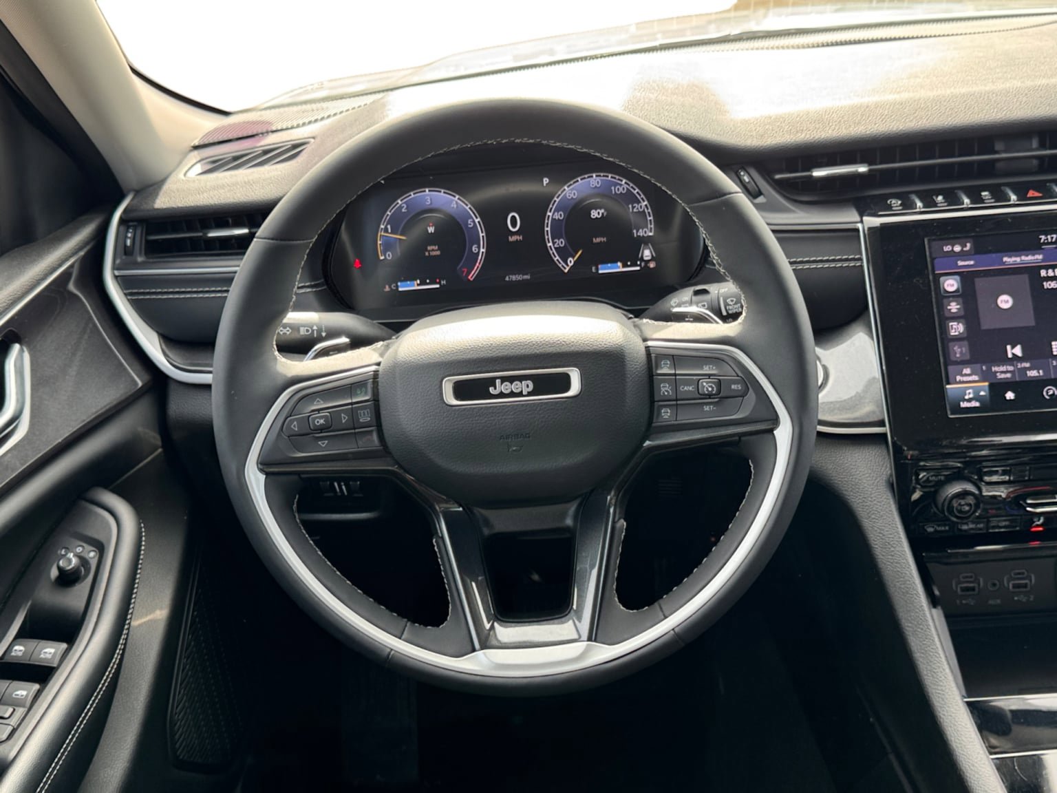 Used 2023 Jeep Grand Cherokee Laredo w/ Luxury Tech Group I RWD image 13