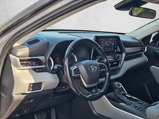 Used 2022 Toyota Highlander LE AWD/4WD image 10