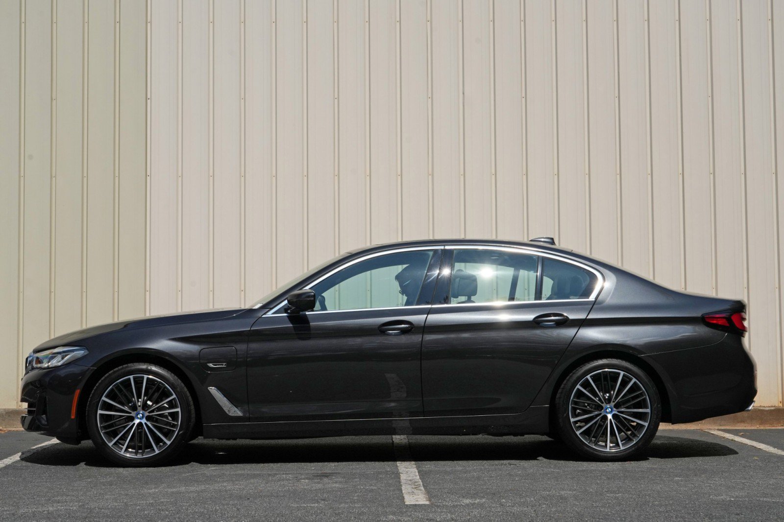 Used 2022 BMW 530e w/ Premium Package RWD image 9