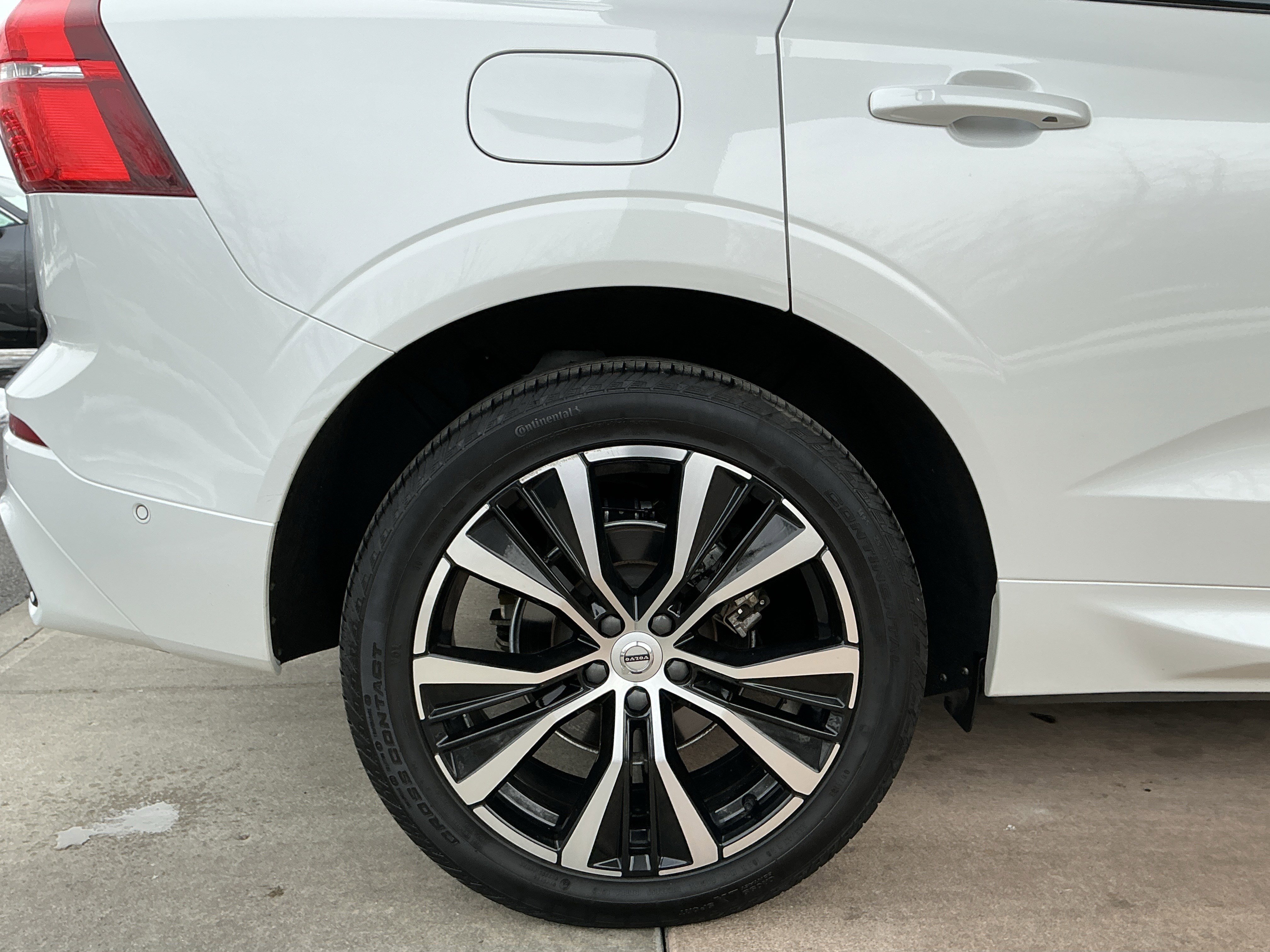 Used 2023 Volvo XC60 B5 Plus image 23