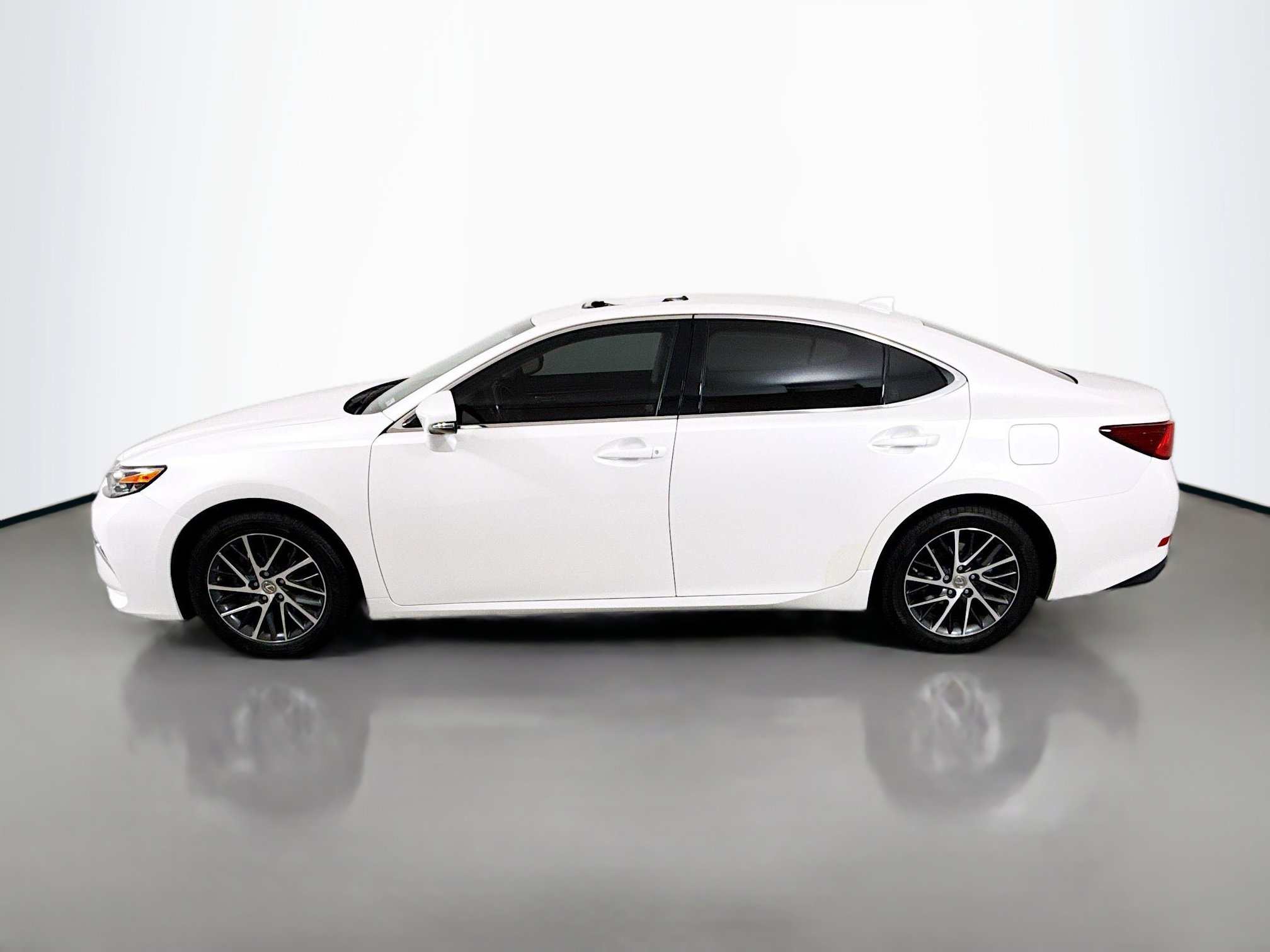 Used 2016 Lexus ES 350 w/ Premium Package w/Wood Trim image 4