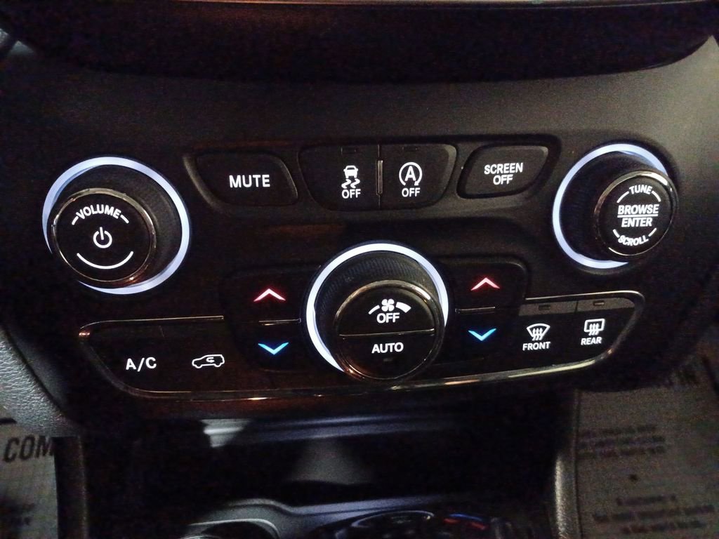 Used 2019 Jeep Cherokee Trailhawk image 16