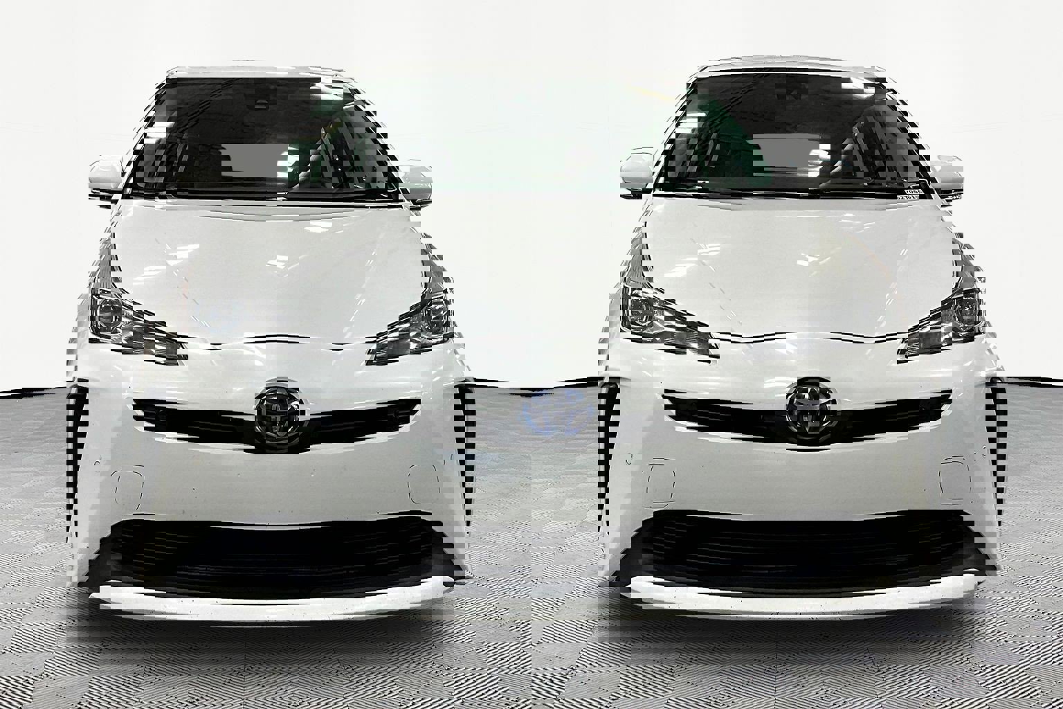 Used 2020 Toyota Prius LE image 2